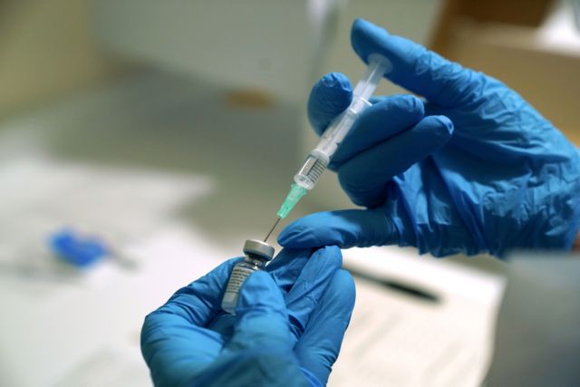 Όμικρον: Οι Pfizer και BioNTech αρχίζουν την κλινική δοκιμή εμβολίου κατά της παραλλαγής