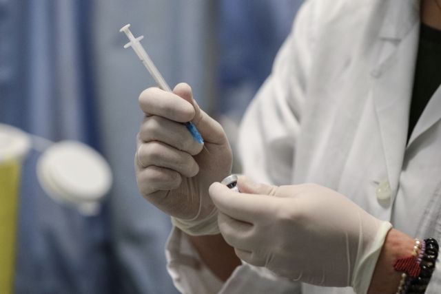Κοροναϊός: Αρχίζουν σήμερα οι πρώτοι εμβολιασμοί με τα επικαιροποιημένα εμβόλια