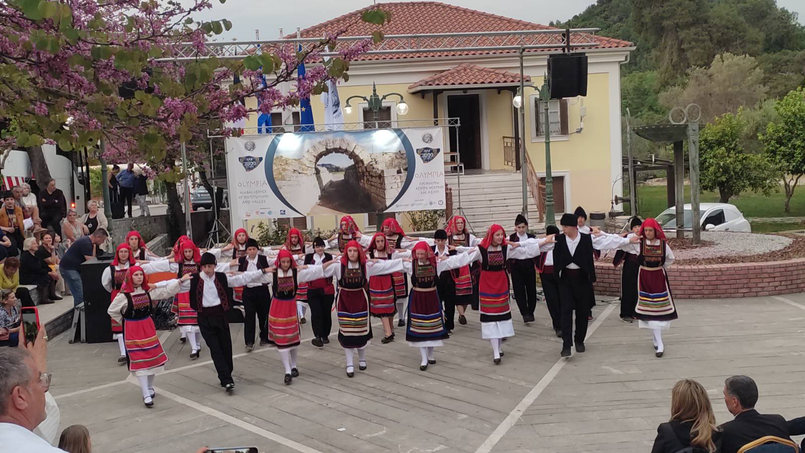 Δελτίο τύπου - Συγκίνησαν οι Έλληνες και οι Ιάπωνες με τους παραδοσιακούς χορούς και τις μουσικές τους!