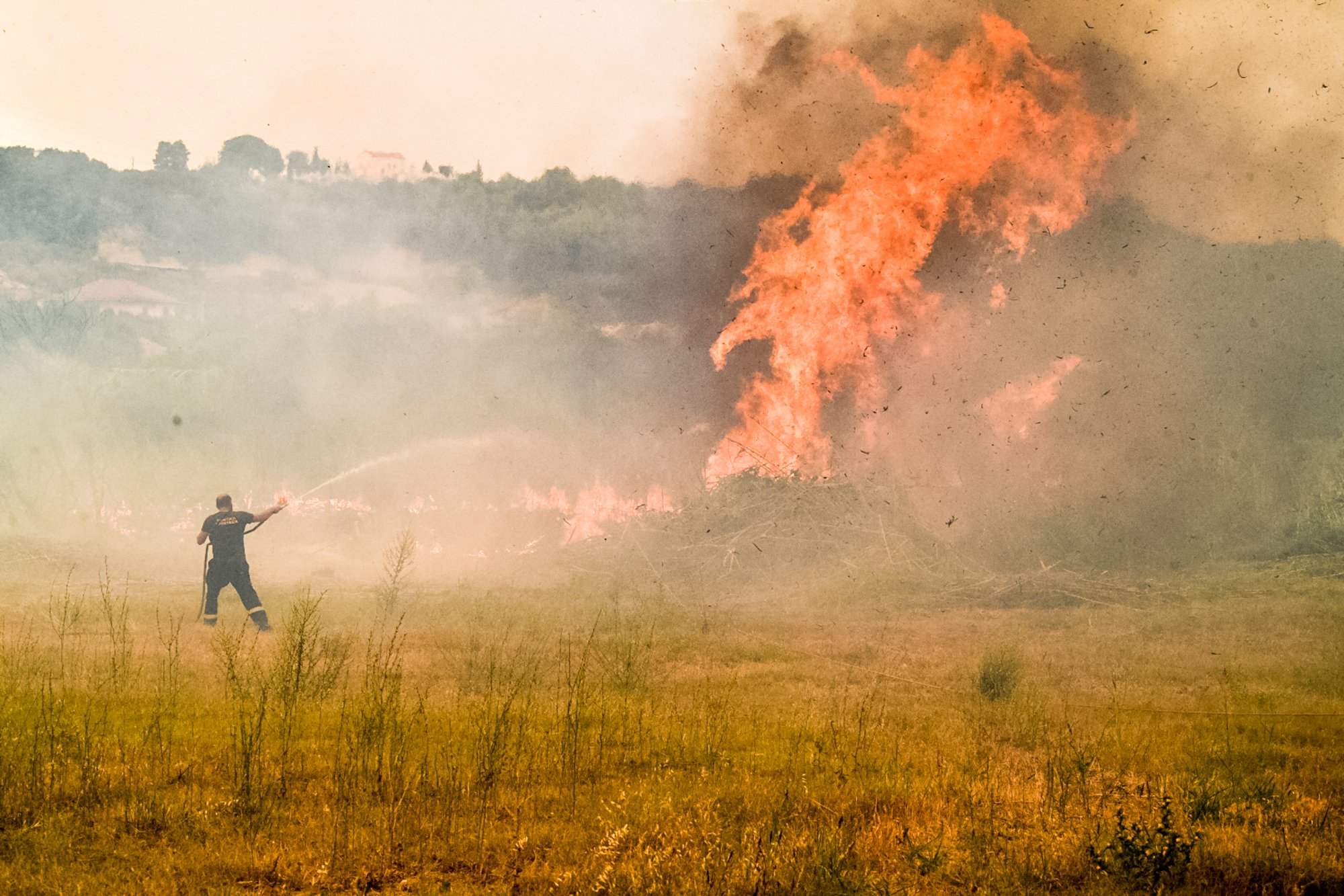 Aναδημοσίευση - Ηλεία: Προσπάθειες η μεγάλη φωτιά να μην περάσει προς Σιμόπουλο ή Εφύρα