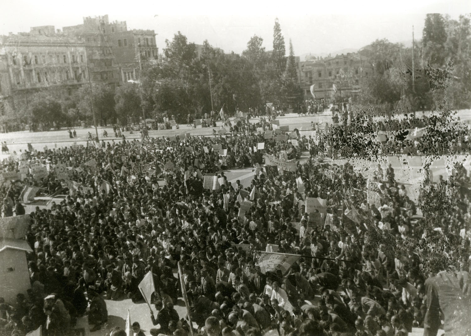 Αναδημοσίευση - Ιστορική έκθεση: «1974 & 1944: Η Αθήνα γιορτάζει την ελευθερία της»