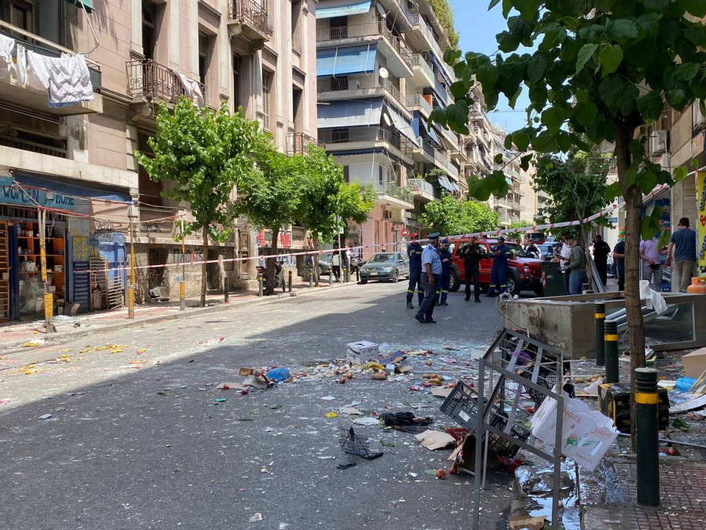 «Από θαύμα δεν υπήρξαν θύματα» – Βομβαρδισμένο τοπίο μετά την έκρηξη στο κέντρο της Αθήνας [Εικόνες]