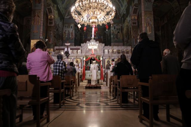 Νέα απόφαση - Κοροναϊός: Και τον Δεκαπενταύγουστο θα ισχύουν τα μέτρα στις εκκλησίες