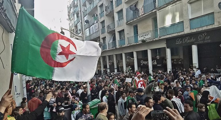 Αλγερία: Λαϊκός ξεσηκωμός για δημοκρατία και πολιτικές ελευθερίες